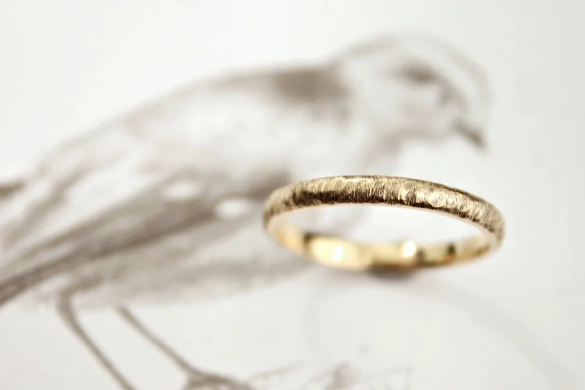 Image of 18ct gold 2mm horn texture ring