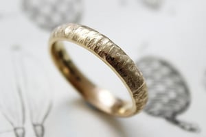 Image of 9ct gold 4mm horn texture ring