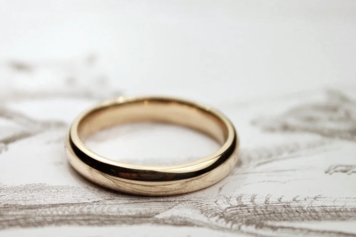 Simple gold hot sale band ring