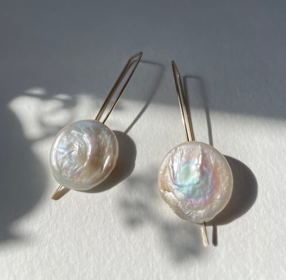 Image of Queen pearl earrings