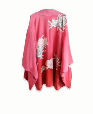 Image of Rosa kort kimono af silke med store krysantemum