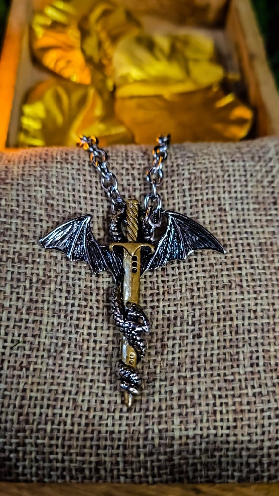 👑The Armored Kingdom Blade of the Dragonlord Necklace