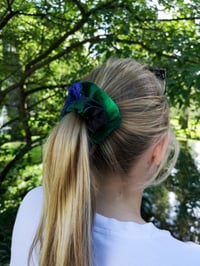 Image 3 of Green (blue shadow) scrunchie 3