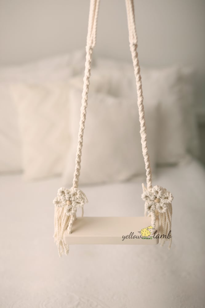 Image of « tiny braided swing with macrame flowers  in cream - #2 »