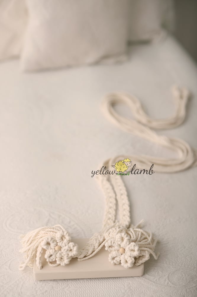 Image of « tiny braided swing with macrame flowers  in cream - #2 »