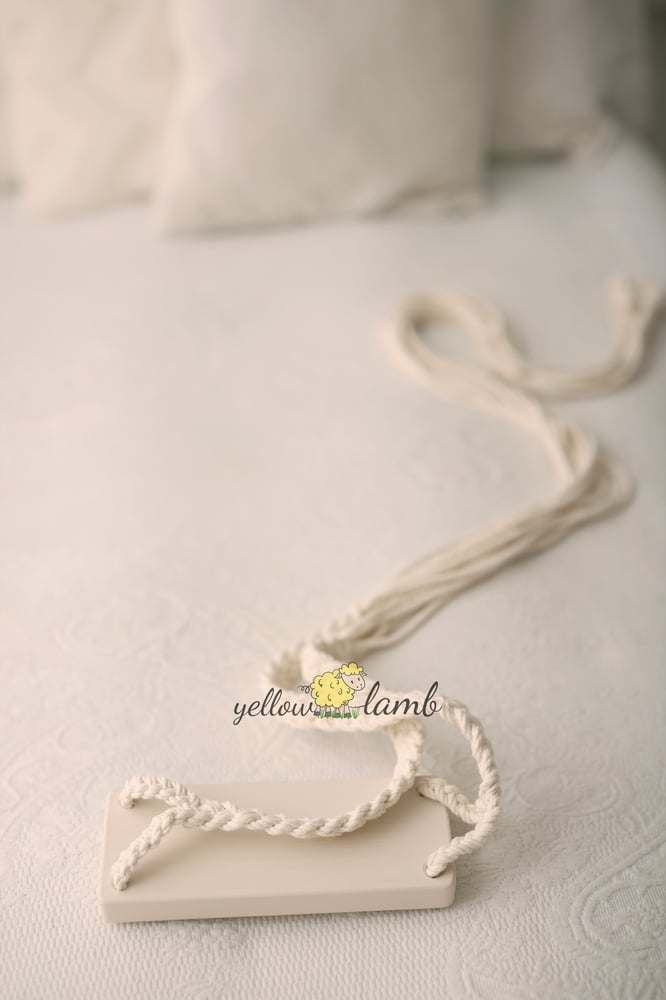 Image of « tiny braided swing with macrame flowers  in cream - #2 »