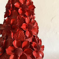 Image 3 of Sculpture en céramique de manises à fleurs rouges