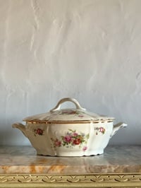 Image 1 of Soupière ancienne en porcelaine à décor fleuri