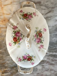 Image 2 of Soupière ancienne en porcelaine à décor fleuri
