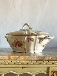 Image 4 of Soupière ancienne en porcelaine à décor fleuri
