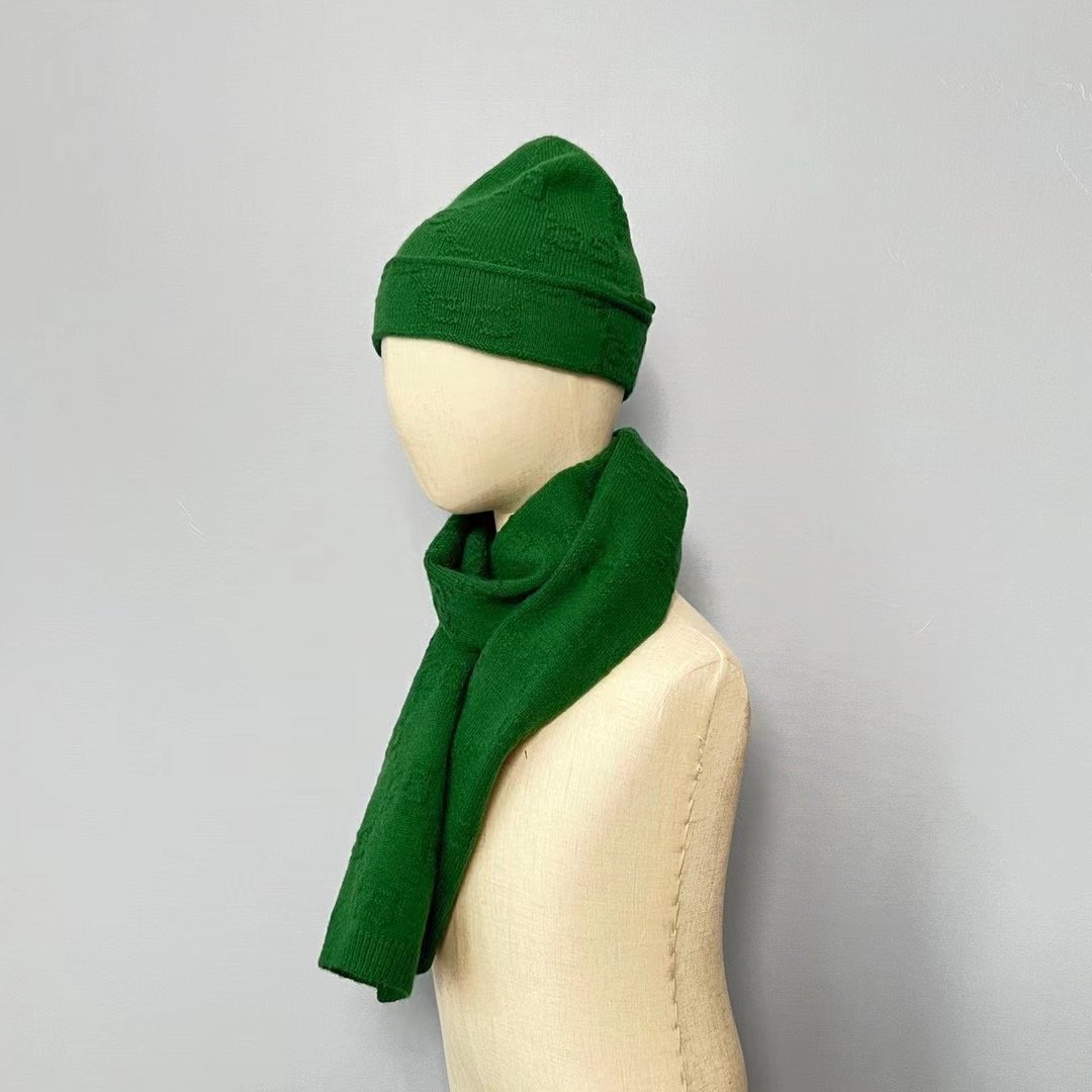 Image of Green leaf Scarf and Beanie