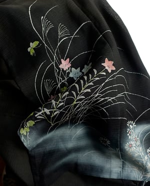 Image of Sort kimono af silke med pastelblomster i kant