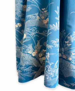 Image of Silke kimono i lys petroleumsblå med blomstertegninger