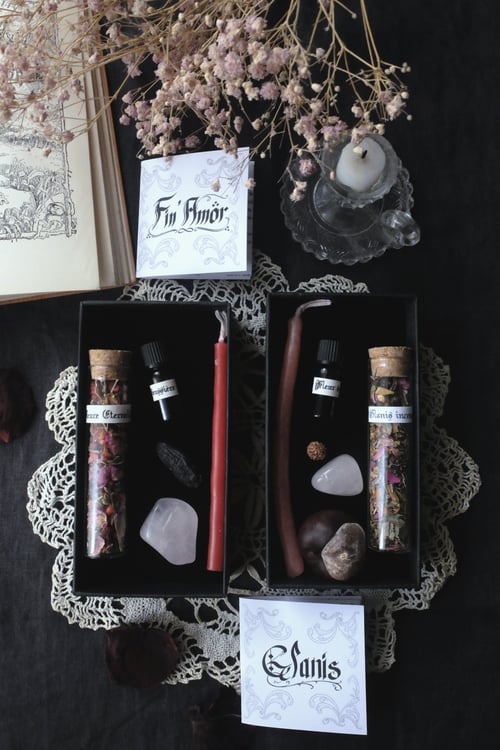 Image of GLANIS. HEALTH THEMED BOX ↟ organic incense, candle, rudraksha seed, chestnut, rose quartz