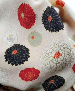 Image of Cremefarvet kort kimono af silke med peoner /'Too Fairy..'