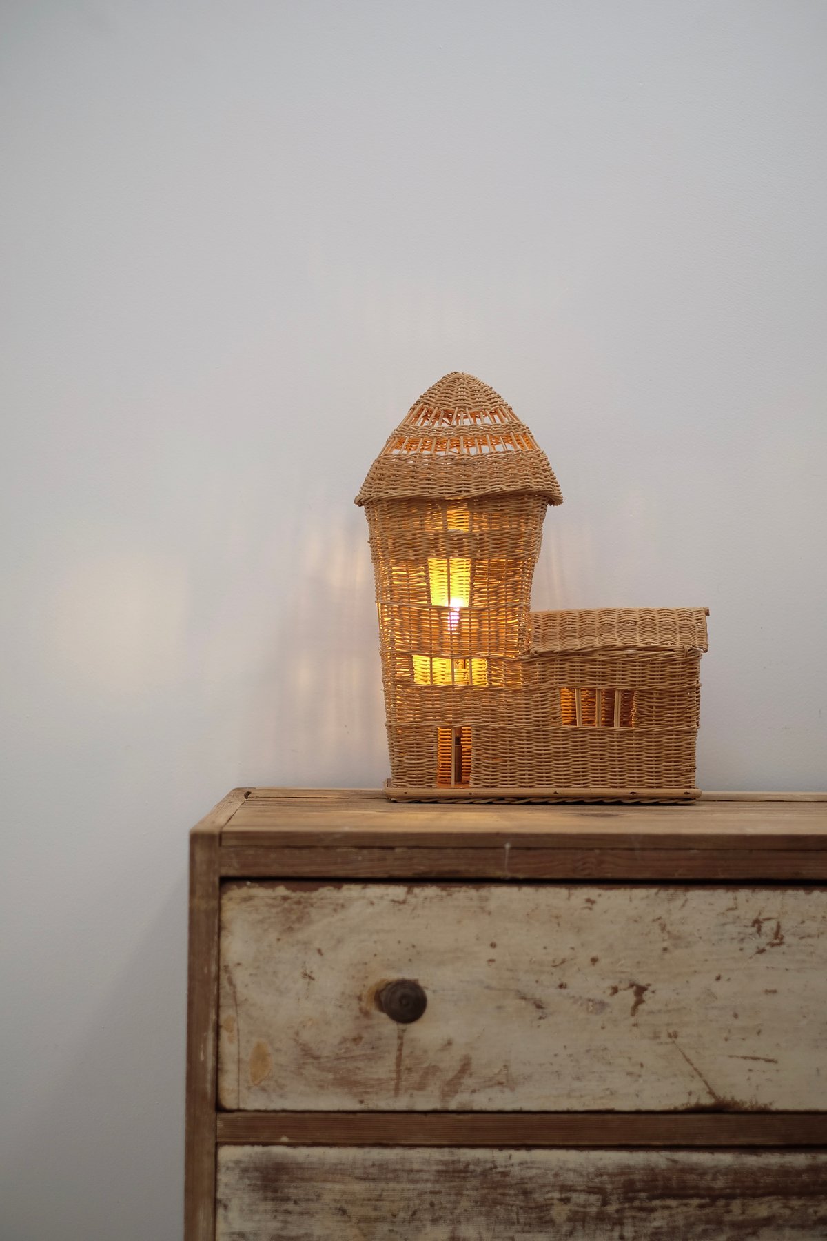 Image of Etonnante lampe en rotin en forme de maison