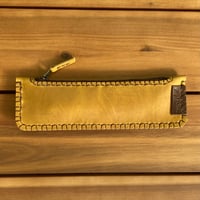 Image 2 of Estuche amarillo