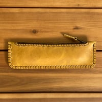 Image 4 of Estuche amarillo