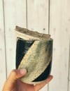 Bote moteado con palito. Molted jar with stick. 