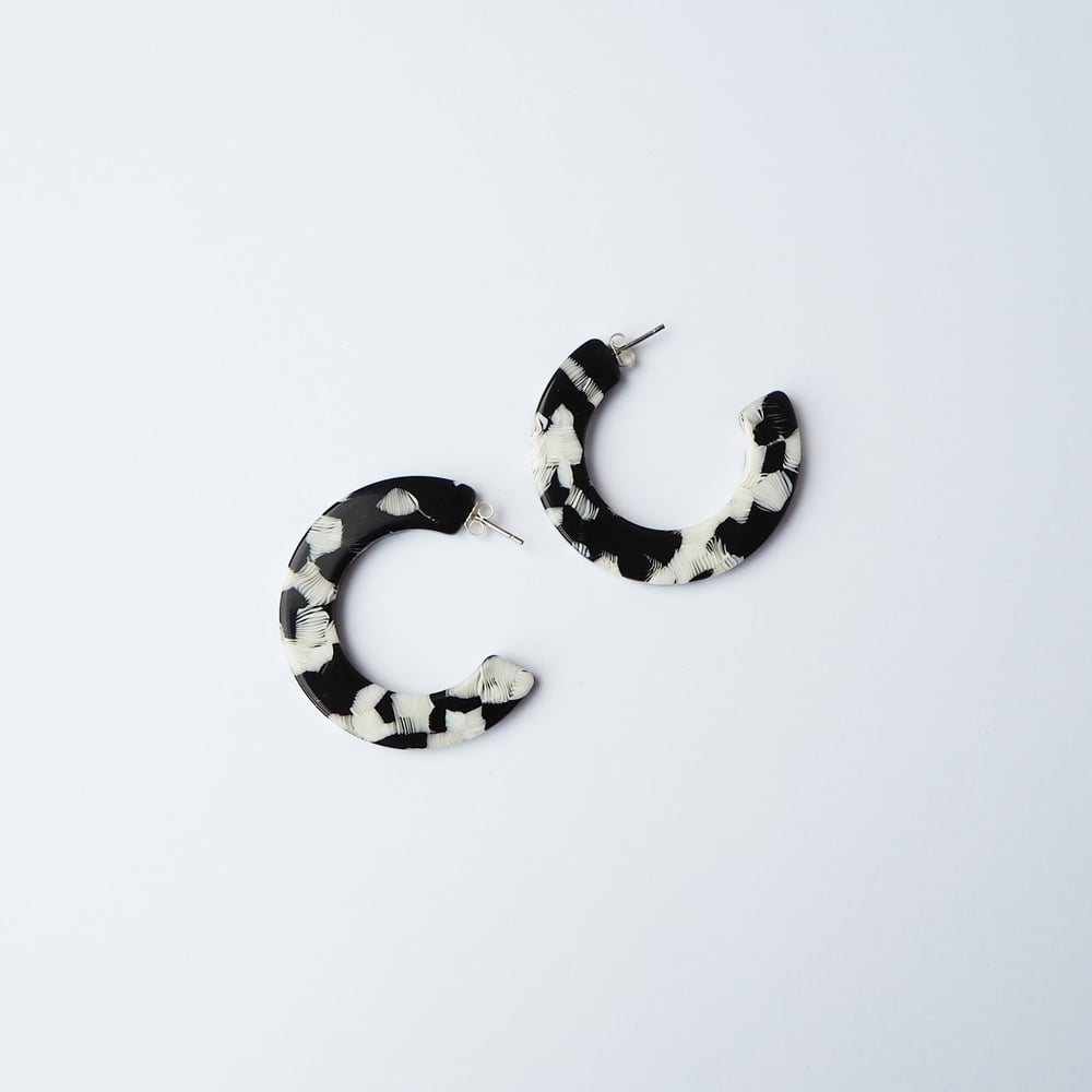 Image of *NEW* Pluma Midi Hoop Earrings