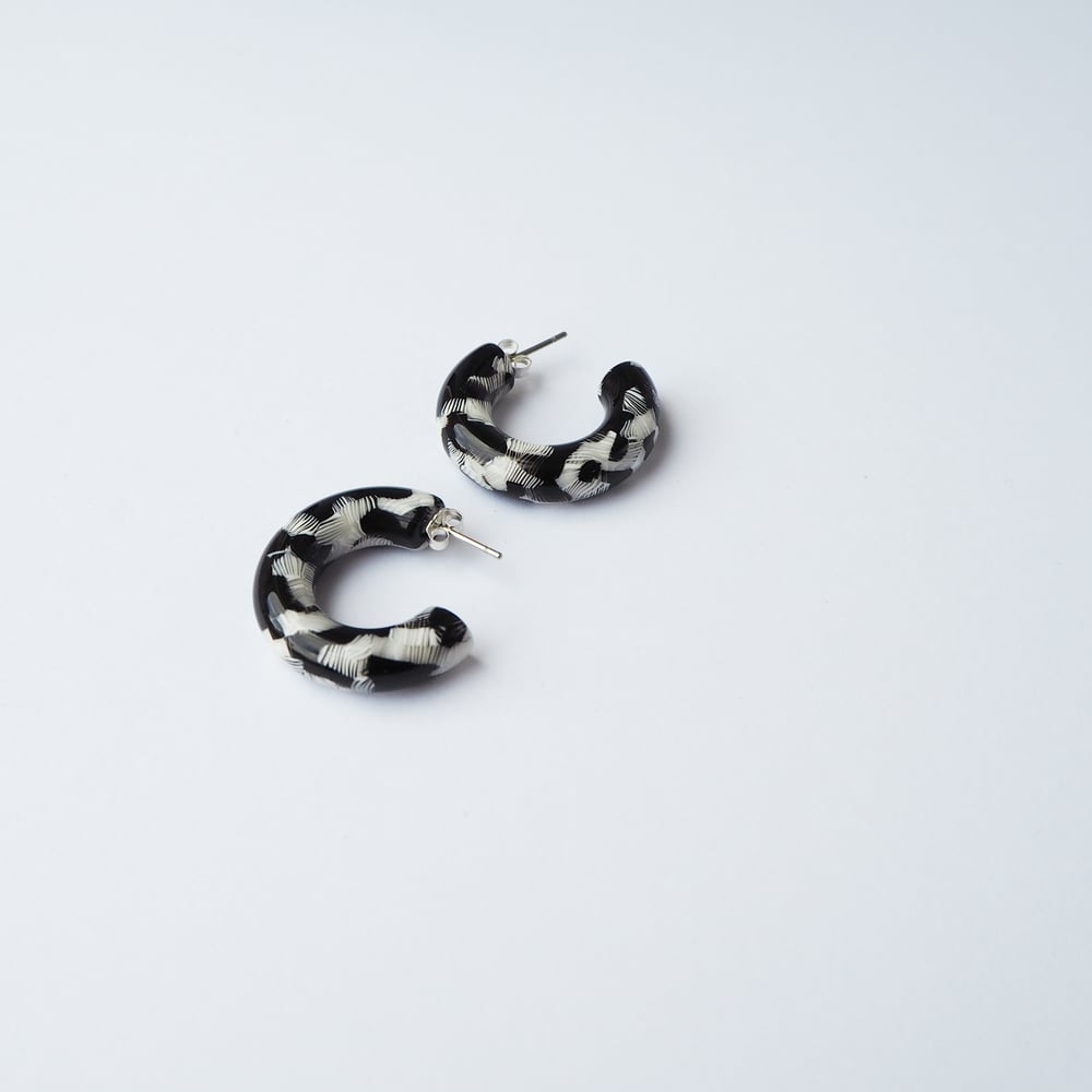 Image of *NEW* Pluma Round Hoop Earrings