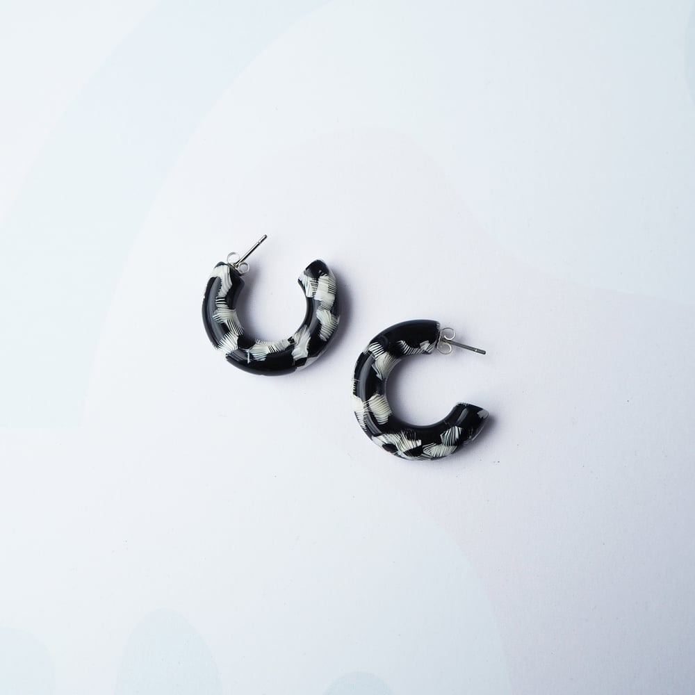Image of *NEW* Pluma Round Hoop Earrings