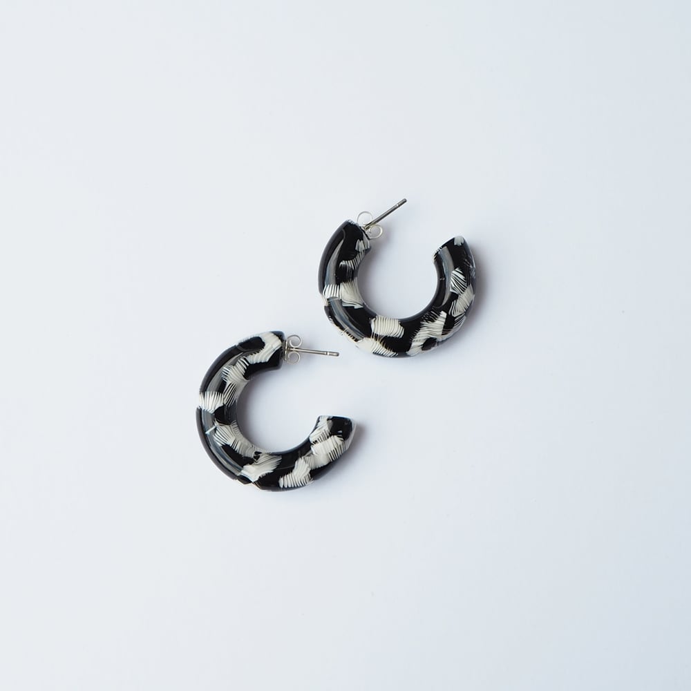 Image of *NEW* Pluma Round Hoop Earrings