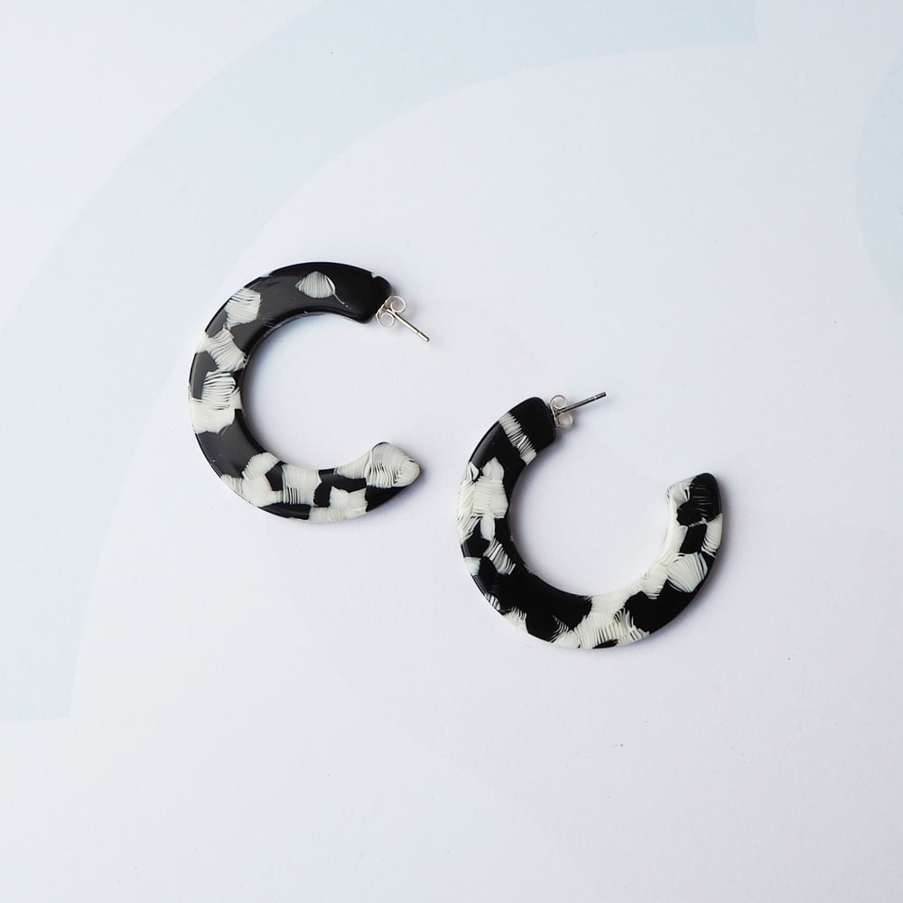Image of *NEW* Pluma Midi Hoop Earrings