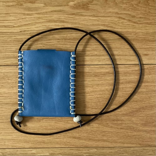 Image of Tarjetero de cuello azul