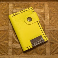 Image 5 of Tarjetero botón amarillo