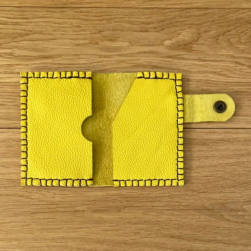 Image of Tarjetero botón amarillo