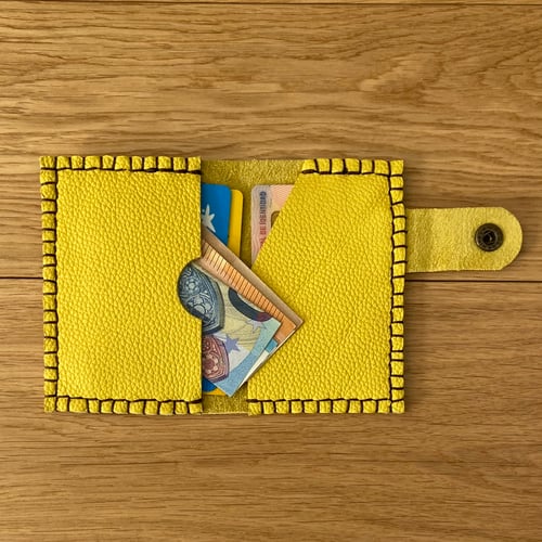 Image of Tarjetero botón amarillo
