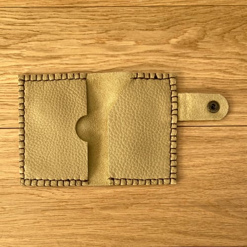 Image of Tarjetero botón beige