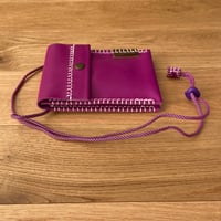 Image 3 of Cartera de cuello violeta