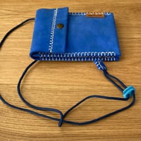 Image 3 of Cartera de cuello azul