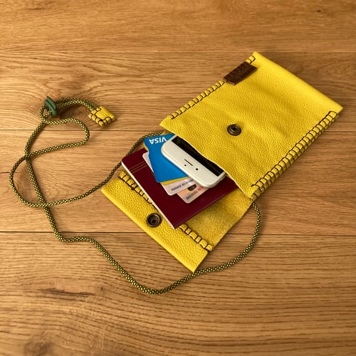 Image of Bolso de cuello amarillo