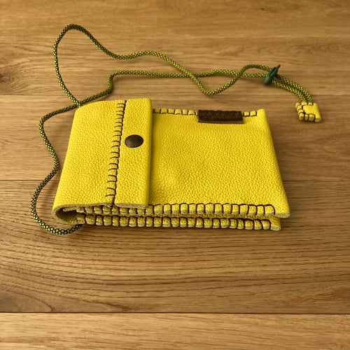 Image of Bolso de cuello amarillo