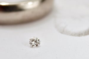 Image of 2.5mm brilliant~cut white diamond