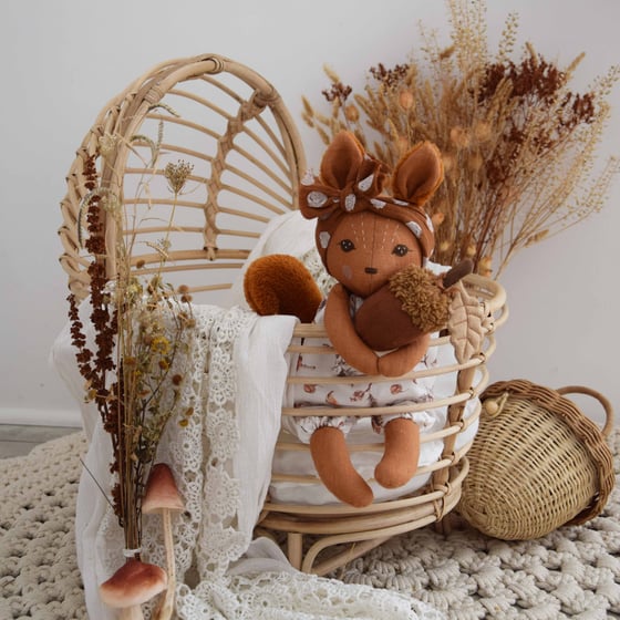 Image of Baby écureuil fôret et son doudou gland