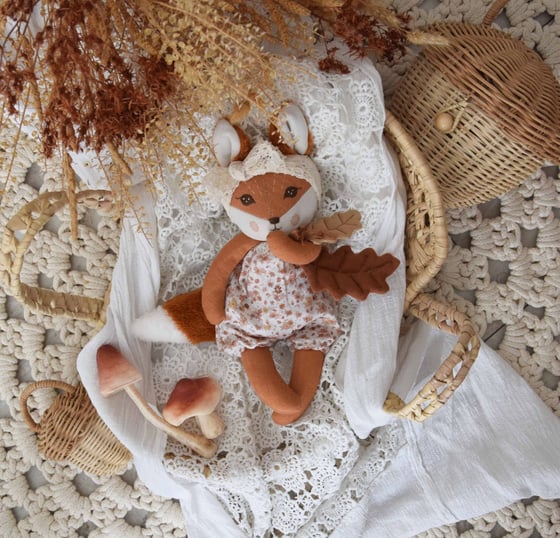 Image of Mini baby renarde et son doudou feuille de chêne