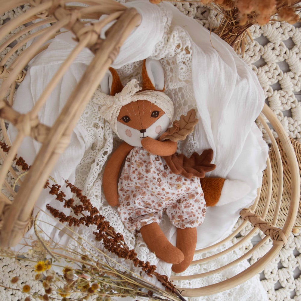 Image of Baby renarde et son doudou feuille de chêne