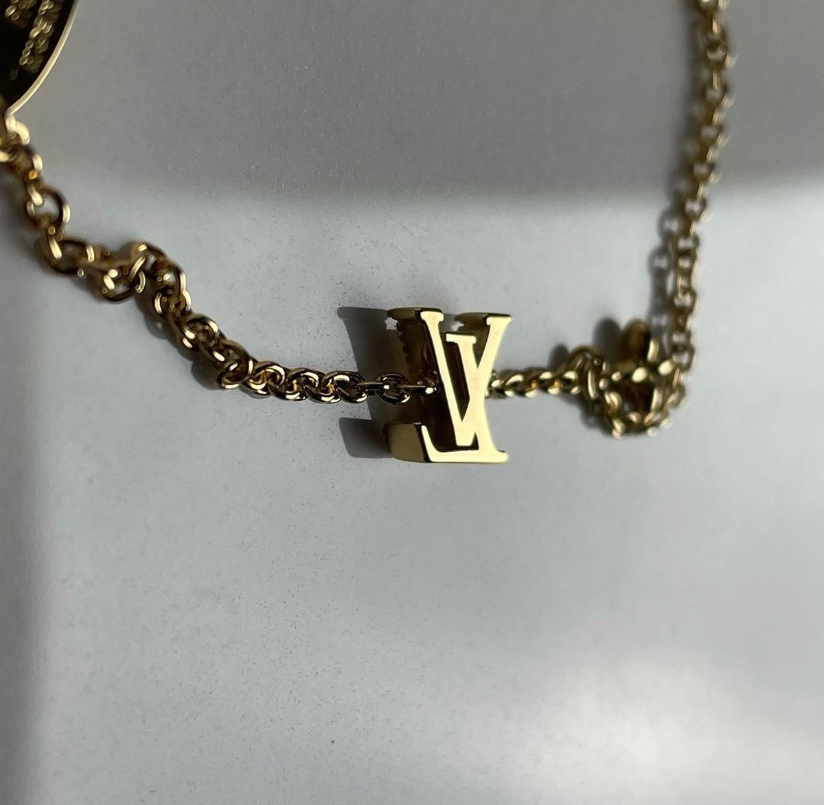 Louis Vuitton LV x YK Iconic infinity bracelet with dots Golden Metal  ref.767326 - Joli Closet