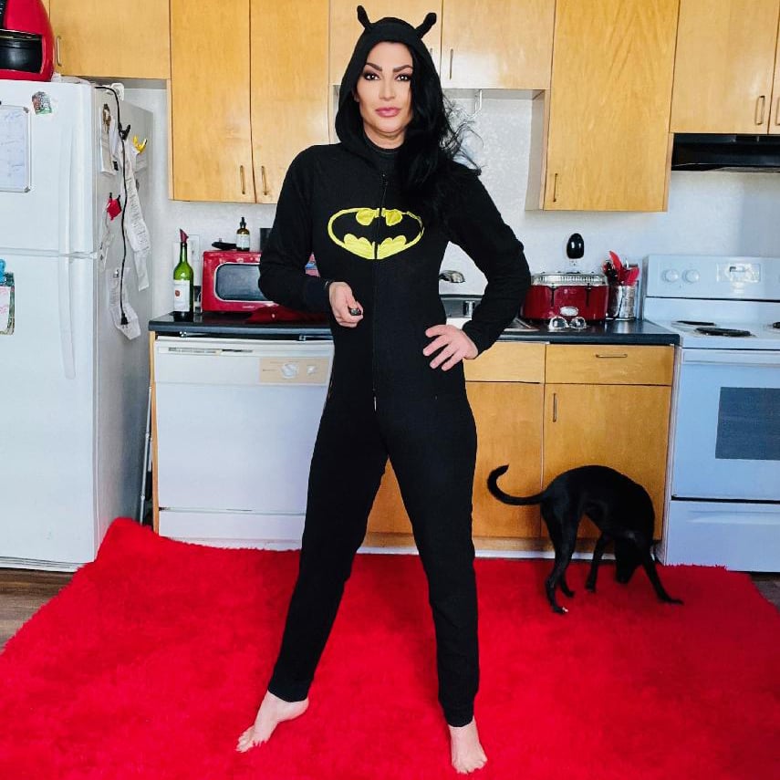 Worn Batman Onesie Jumpsuit Free Signed 8X10 Lisa Marie Varon