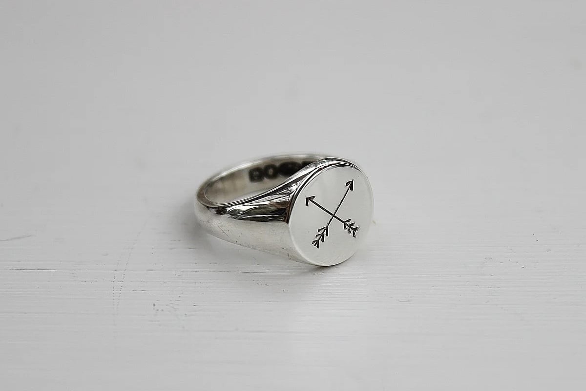 Image of *SALE* men's signet ring with arrows 