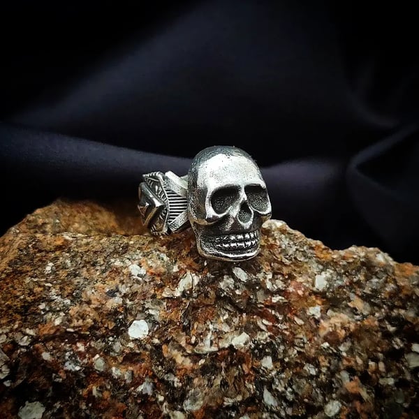 Image of Half Skull Ring 💀