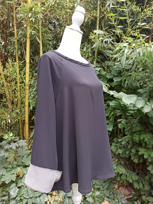 Blouse noire revers à carreaux