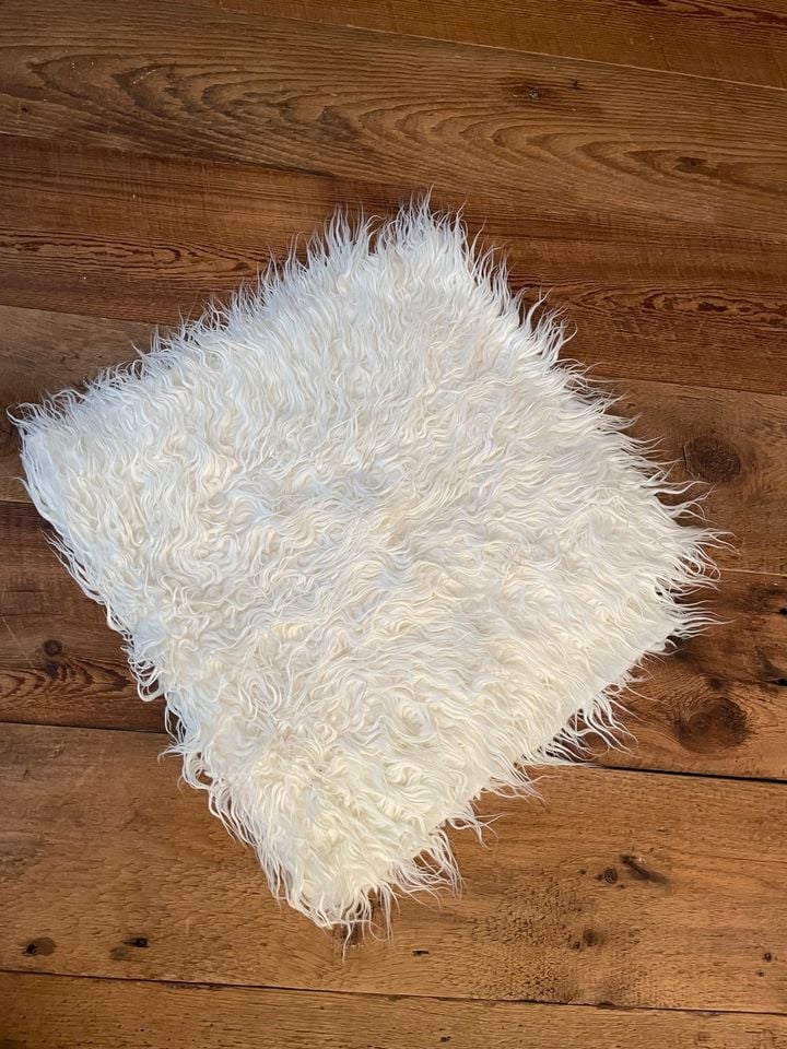Image of White Vegan Fur (long) 18' x 6"