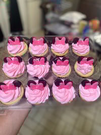 12 dozen cupcakes /cake pops 