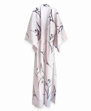 Image of Kimono af bomuld, lys beige-rosa med blå iris blomster