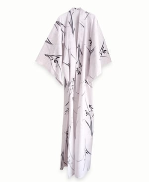 Image of Kimono af bomuld, lys beige-rosa med blå iris blomster
